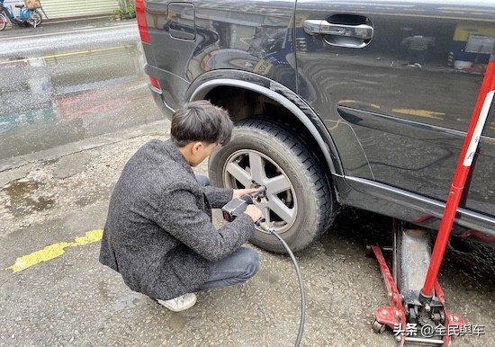轮胎作业</p><p>　　北欧旗舰SUV-XC90更换固特异轮胎小记 御乘系列不止静音