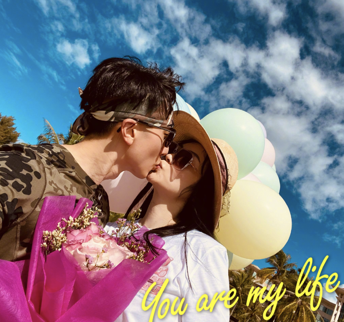 吴尊一家四口同庆生，捐献1000套防护服，称助人是最好的礼物