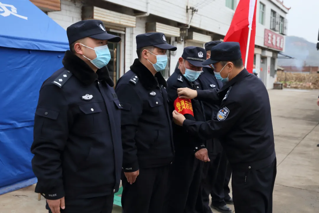 甘泉公安：抗疫一线党旗红 勇担使命践初心