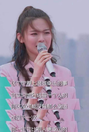 杨超越妈妈呢去哪里了是干什么的照片 为何说杨超越妈妈是被拐的