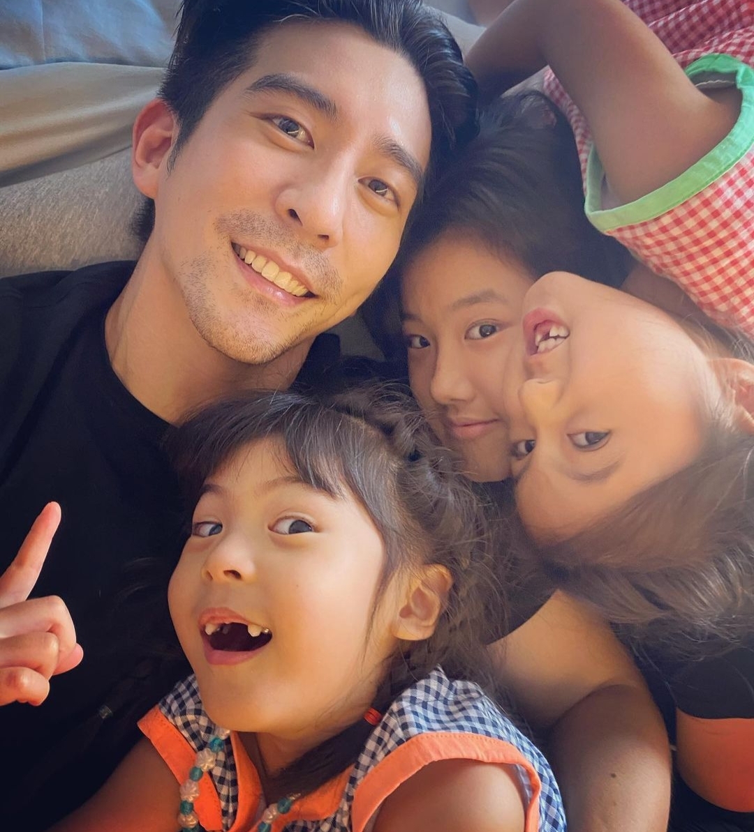 修杰楷骗俩女儿爬上山顶，咘咘波妞说了近200次“好累”却仍坚持