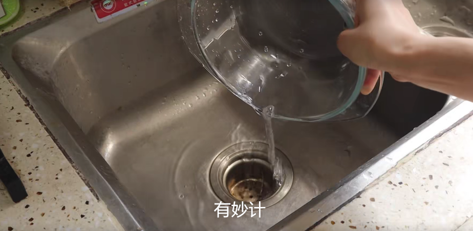 不管家里房子多大，最好在家里撒把食盐，真不是迷信，大家试试