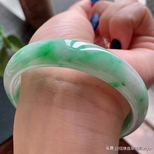 翡翠越戴越绿,翡翠中的绿色会"长大"吗?