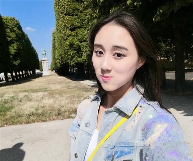 被何鸿燊宠爱，貌美还是学霸，21岁身家超6亿，何超欣让人羡慕？
