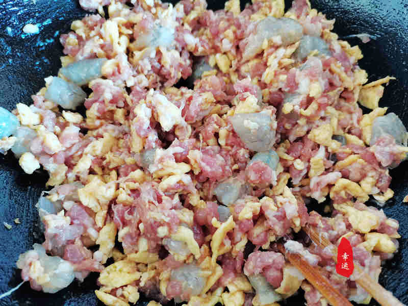 薄皮大馅的三鲜馅饺子，咬一口就能吃到虾仁，口感鲜香好解馋