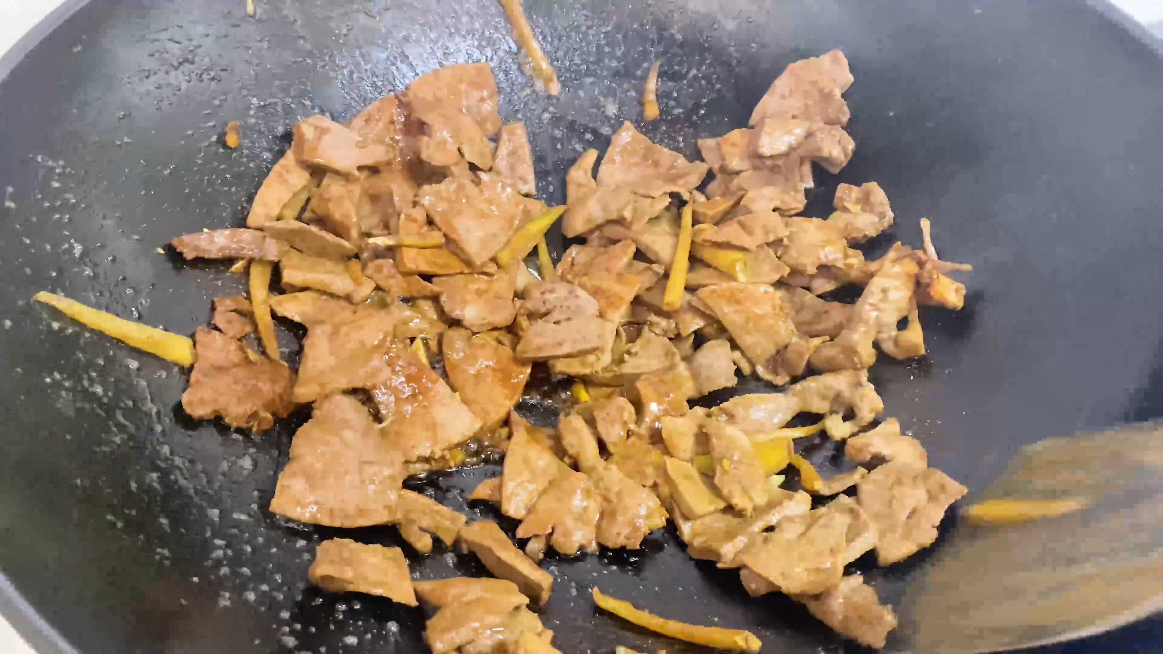 清洗猪肝直接用清水洗是不对的，教你正确方法，洗得干净还没腥味