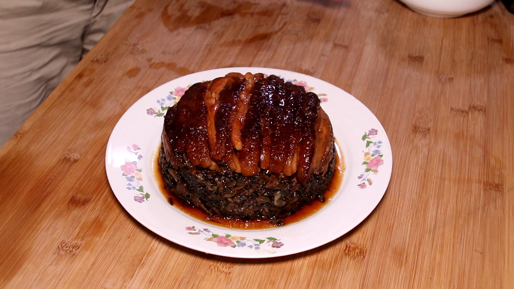 正宗梅菜扣肉的做法，年夜饭必备的硬菜，上桌后没人拒绝这道菜