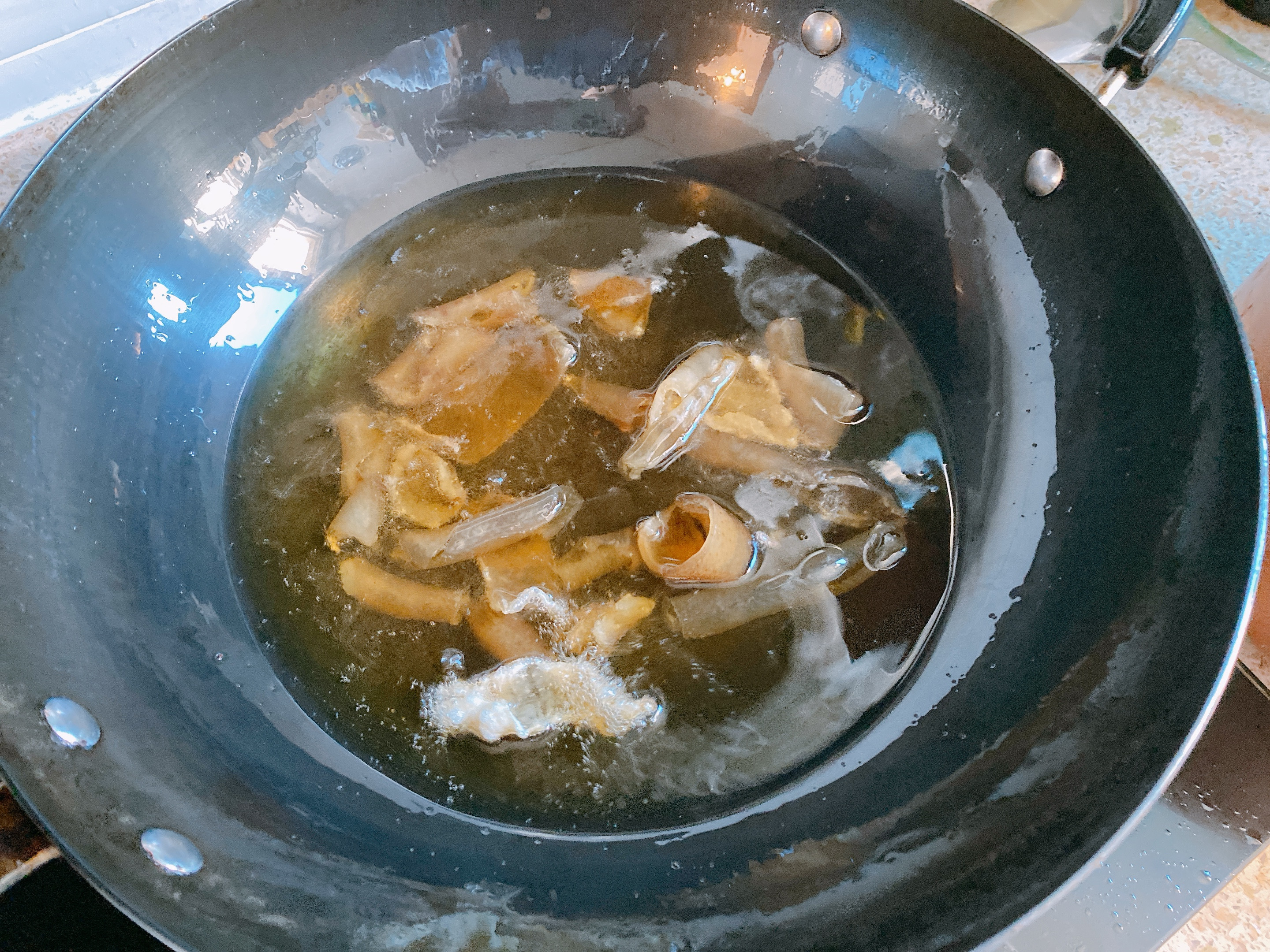 猪皮不要熬猪皮冻了，老妈几十年的做法，色泽金黄起大泡，不肥腻