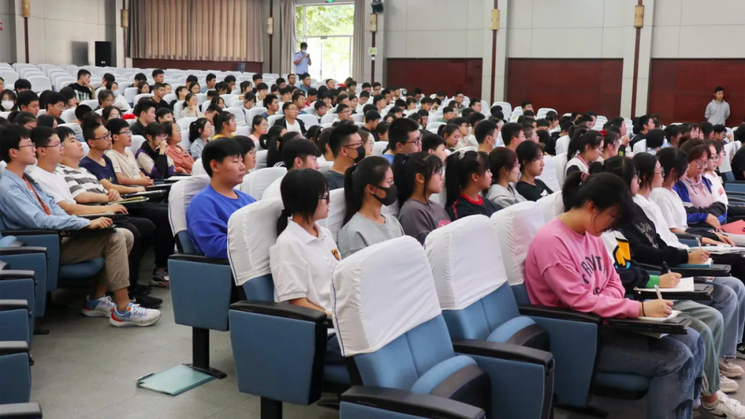 学法以明道 用法以立身——我校召开高一新生法制教育报告会