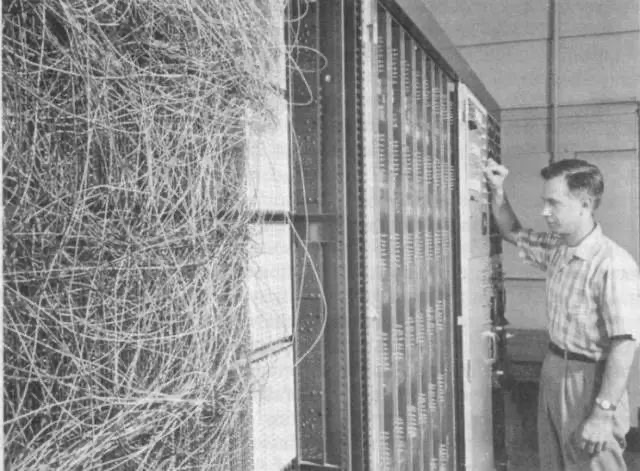 都是为了“让计算机变智能”，这两个派系却一斗 60 年