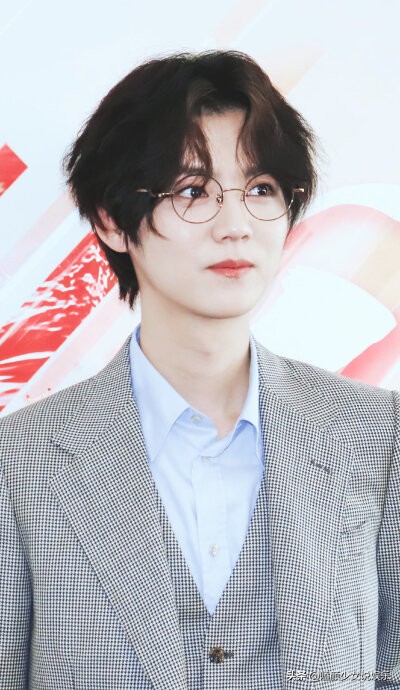 眼镜杀也挑人！这11位男星，有人戴上气质飙升，有人秒变七老八十