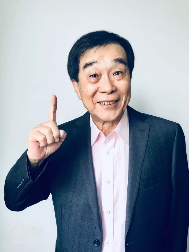 72岁石富宽患癌后罕见露面,冯巩热情献花,称其为一辈子的恩人