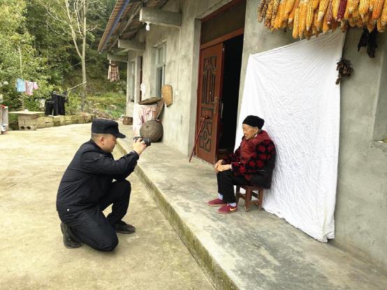 宁强公安：热心民警为九旬老人上门办证获好评