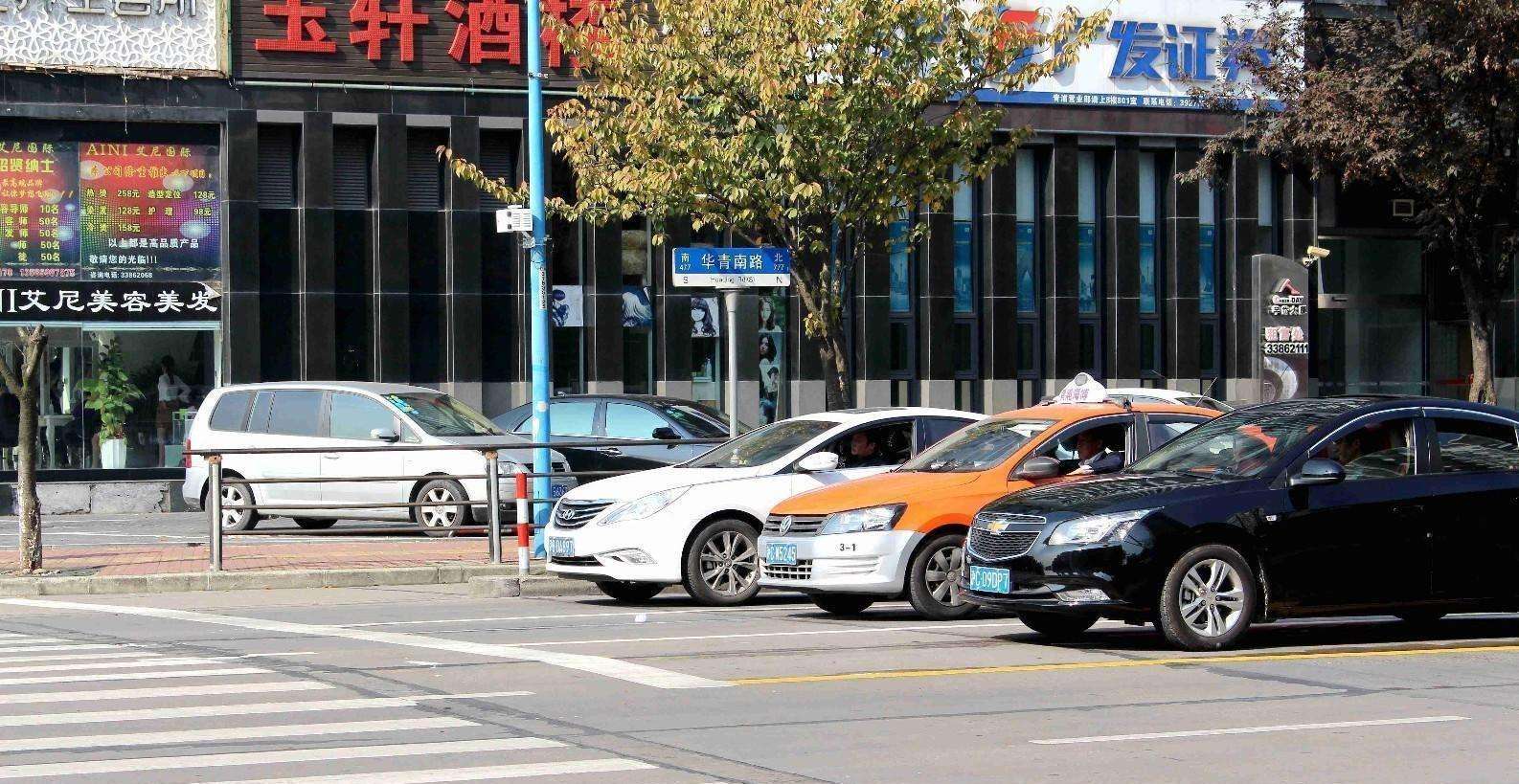 减速先踩离合还是先踩刹车，新手熟记这个口诀，既安全又不费油