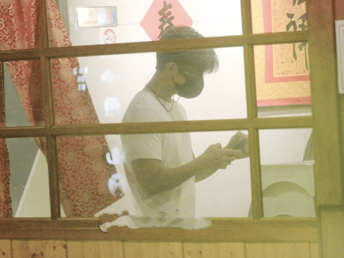 修杰楷骗俩女儿爬上山顶，咘咘波妞说了近200次“好累”却仍坚持