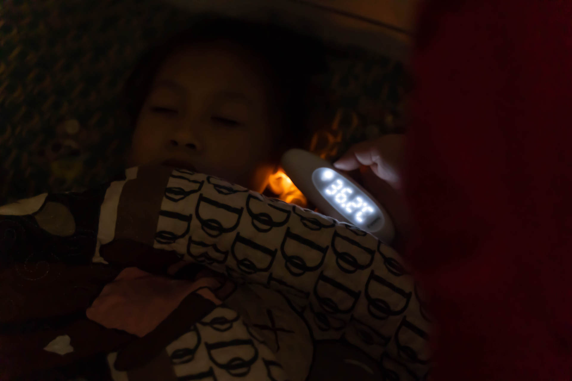 凡米耳温枪（发光版）：一秒测量，显示精准，晚上也能用