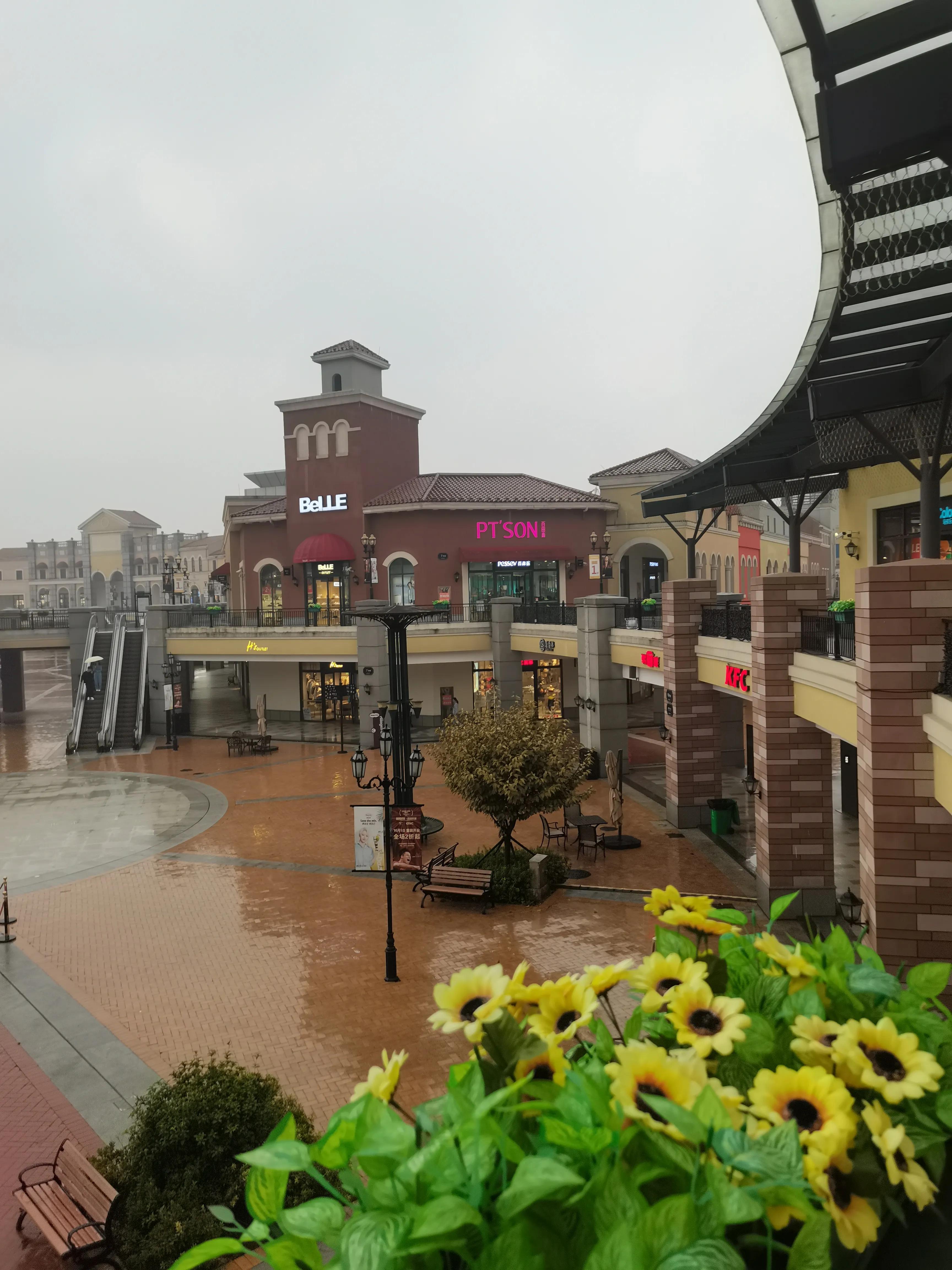 休闲体验购物的奥特莱斯小镇越来越受年轻人的偏爱