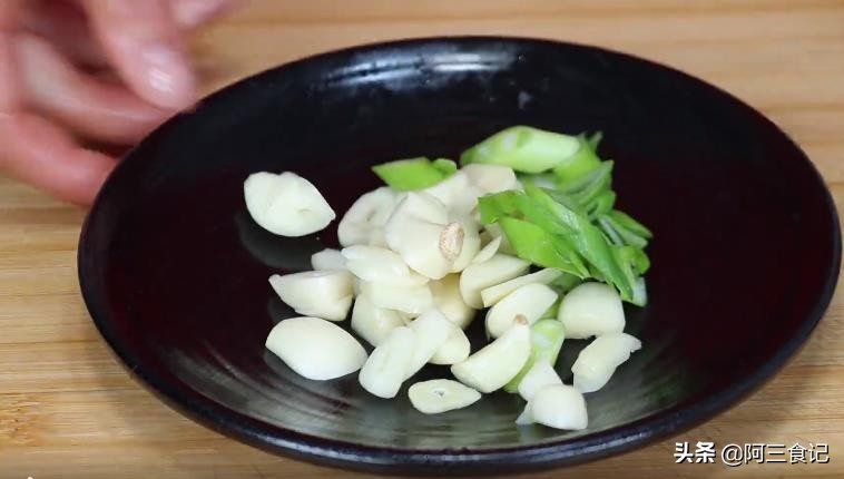 鸡胸肉学会这样做，外酥里嫩，招待客人超有面子，开胃下饭又解馋