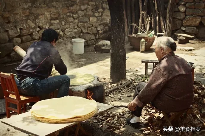山东煎饼卷大葱的正宗家常做法，传统手工制作这些工具你认识吗？