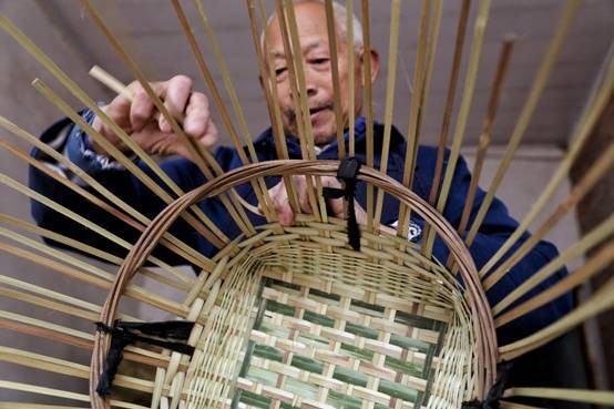 三个月销10万单，小伙网上卖竹编，带动70岁大爷月入3000