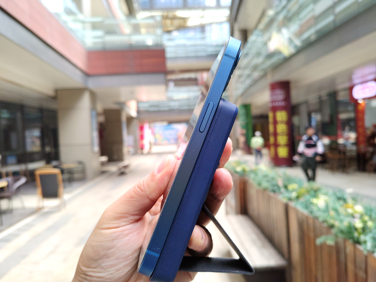 可能是你手中iPhone 13的最佳伴侣，努比亚磁吸无线充电宝使用简评