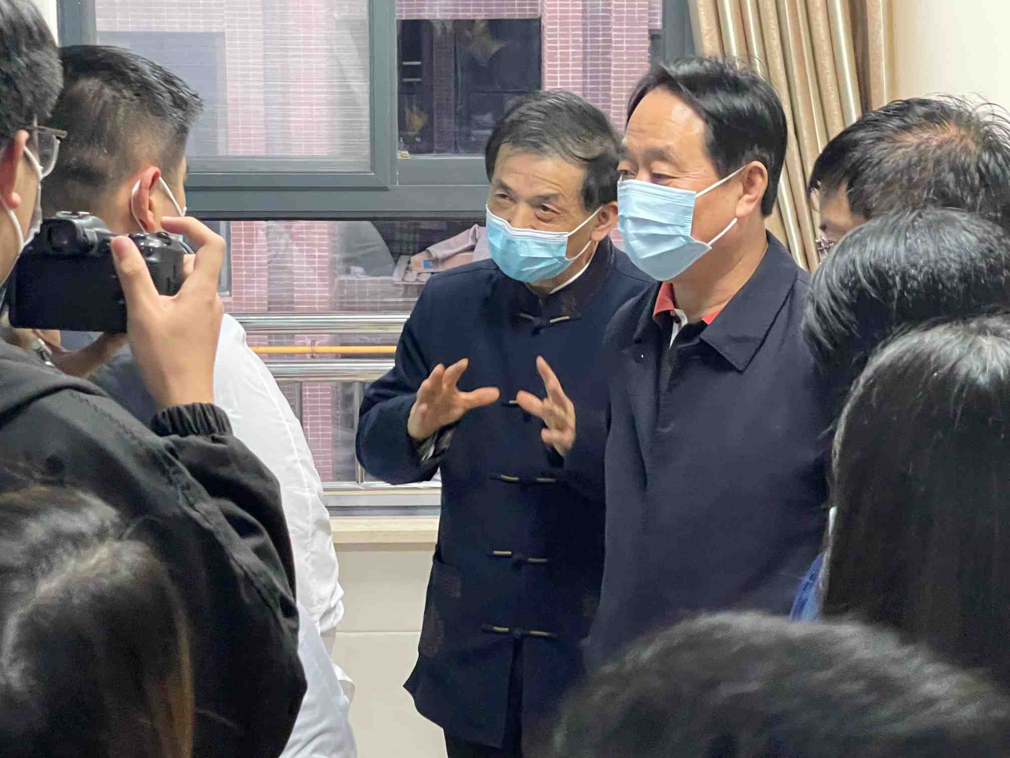 省政协副主席张亚忠一行到河南张喜海中医药骨病研究院调研