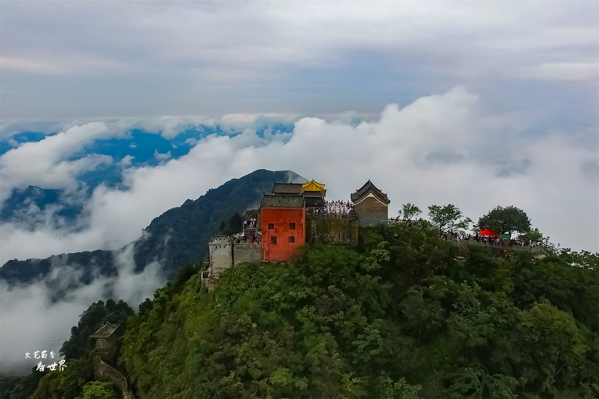 中国有许多名山大川，除了三山五岳，这6座山一生必去