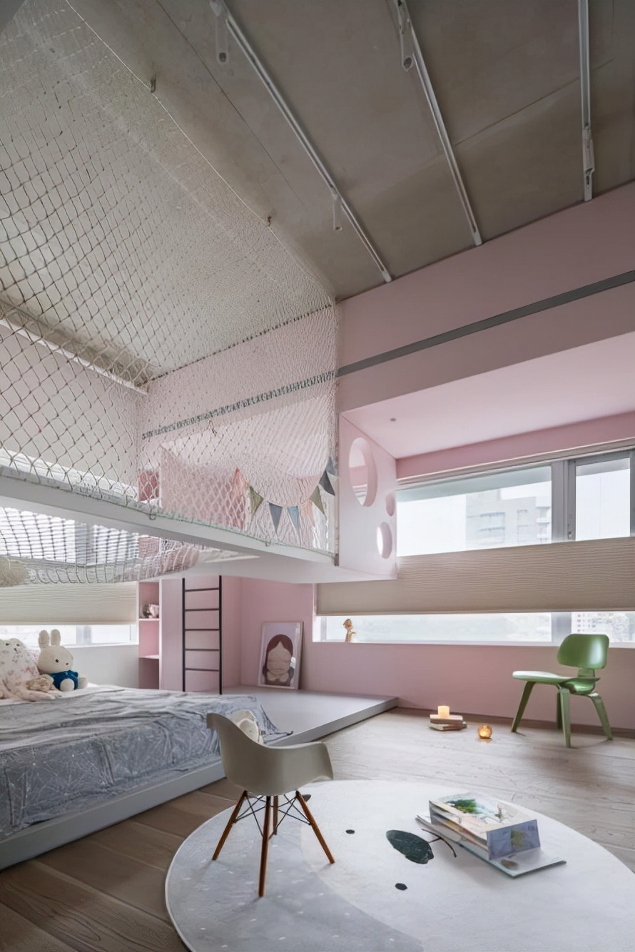 【親子宅設計精選】兒童房不用做上下鋪，打個地台床可睡2個娃，頂部再掛個多功能區