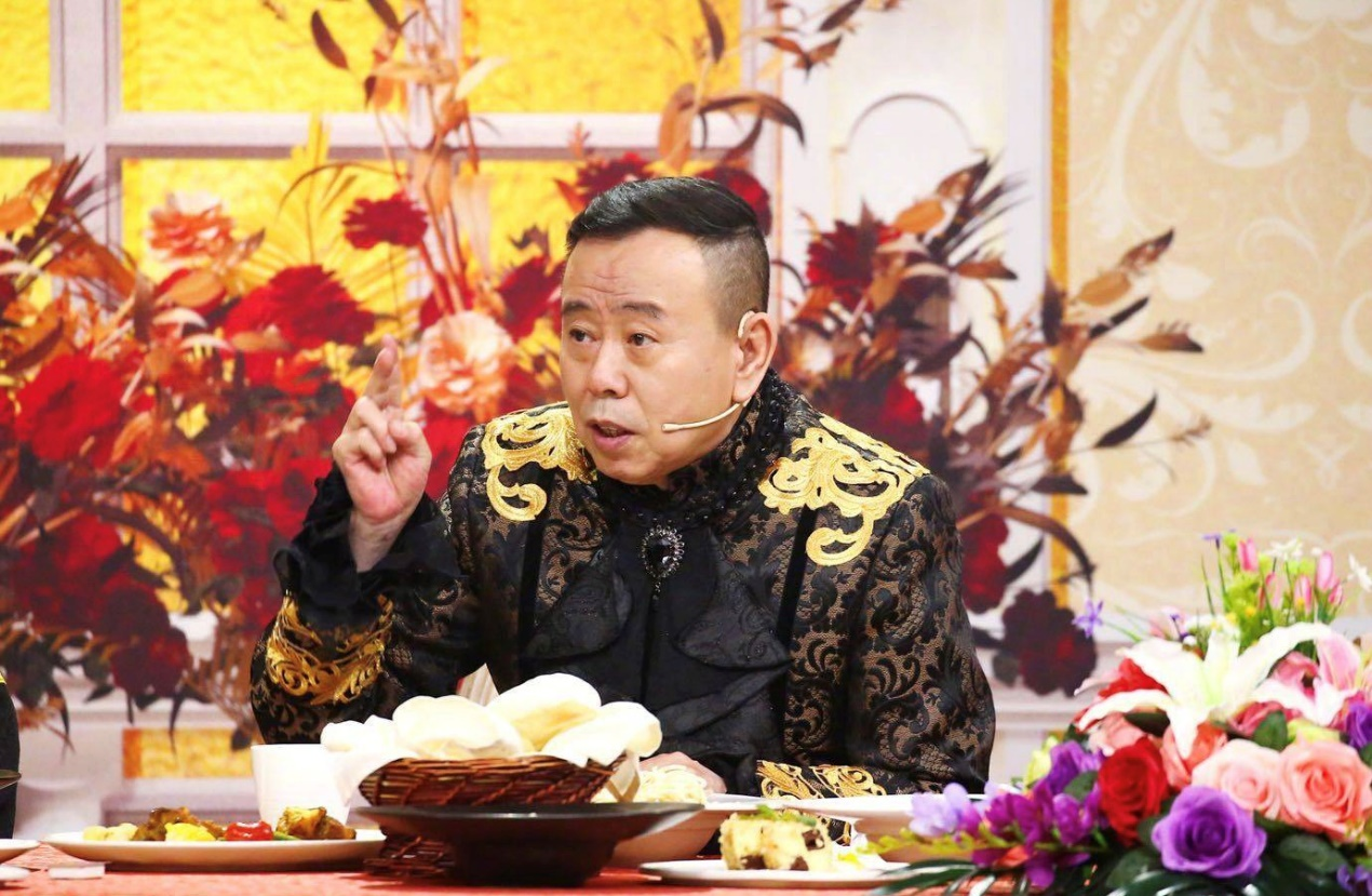 潘长江直播带货遭遇网暴,老艺术家谈钱就是“晚节不保”?