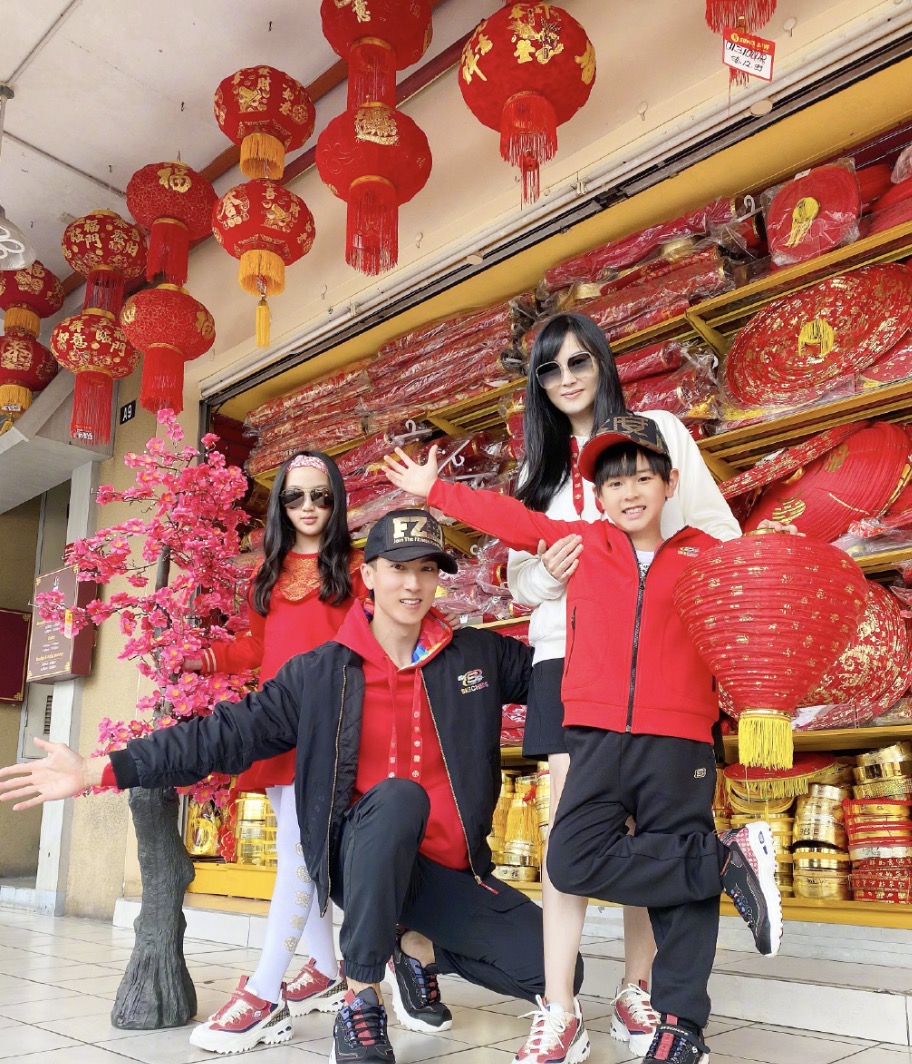 吴尊一家四口同庆生，捐献1000套防护服，称助人是最好的礼物