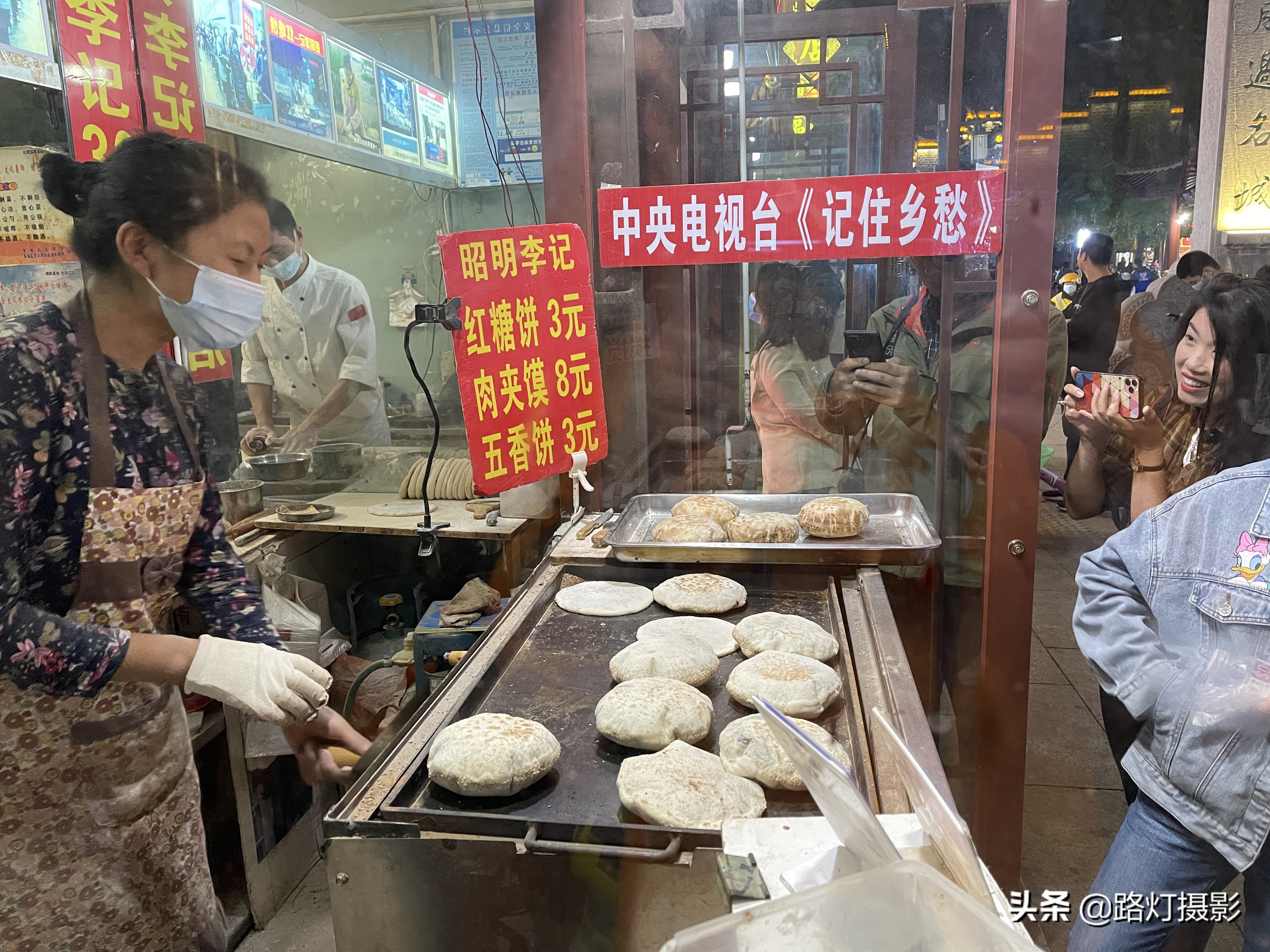火遍襄阳的网红美食，小两口靠卖饼月入10万，什么饼卖得这么火？