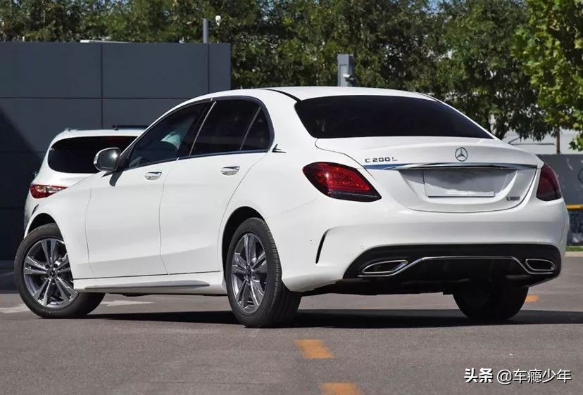 30.78万起！新款奔驰C 200 L上市，这回宝马3系全面胜出？