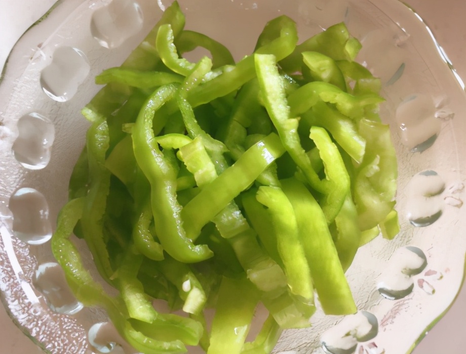 青椒和牛肚是绝配，简单一炒下饭下酒特鲜美，宁可不吃肉也要吃