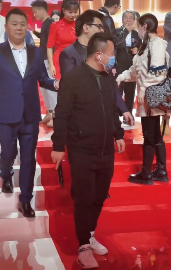 星光大道幕后曝光：朱迅被人拉住热聊，刘大成扶着杨光下台很绅士