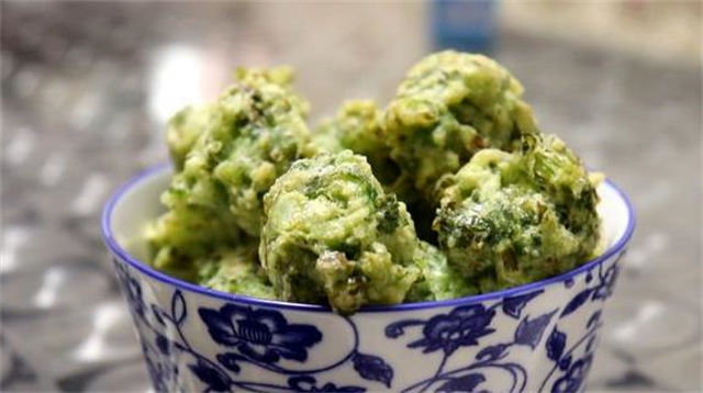 天冷了，教你在家做道芹菜素丸子，外酥里嫩，每次做一大盘不够吃