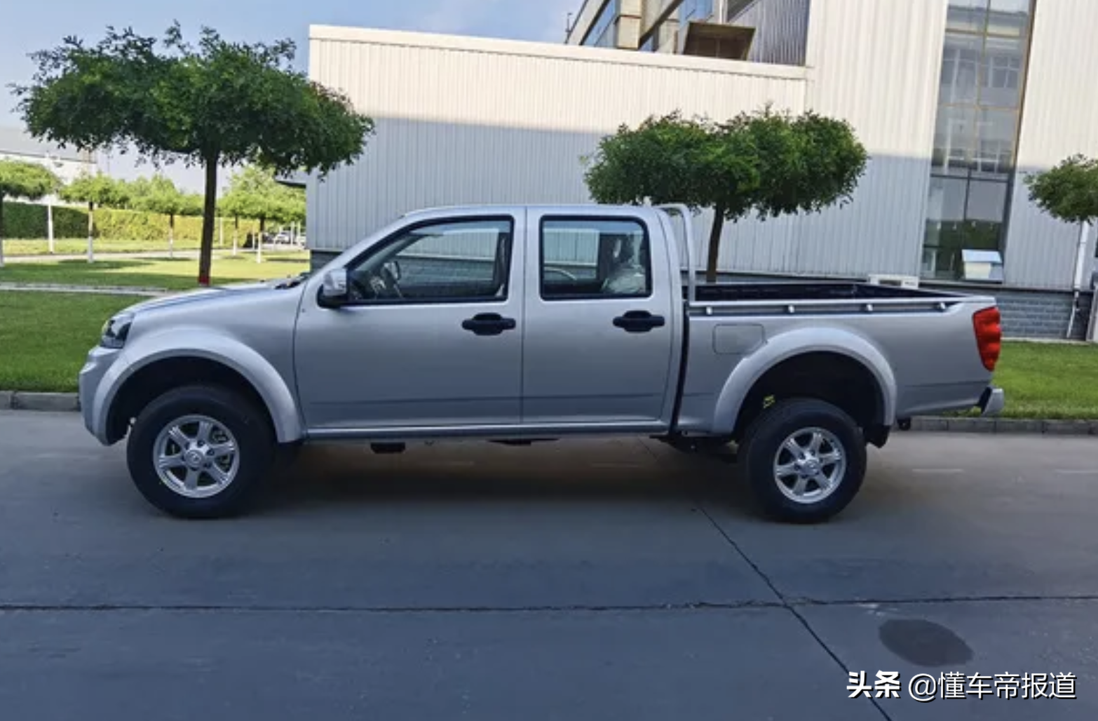 新车 </p><p>　　 货箱地板无凸起，长城风骏5平箱版上市，售7.88万-9.98万元