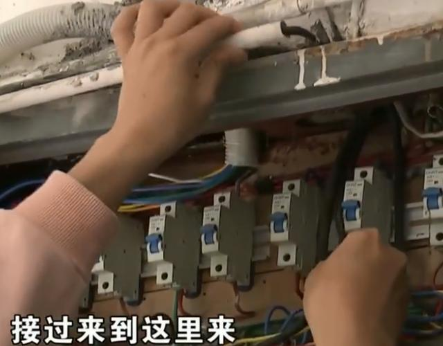自家电费高到有点离谱？一查家里电表竟连着：红绿灯