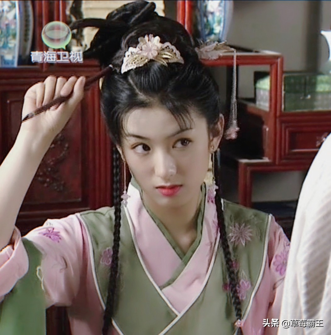 由黄奕饰演的出身武馆的暴躁傻白甜李玉湖侠气洒脱,所以出嫁前后她的