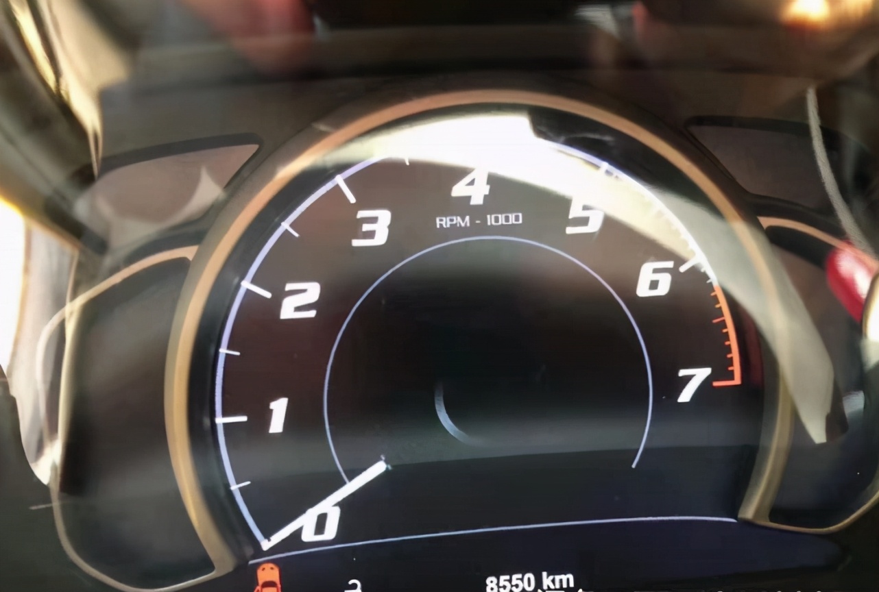 兰州小伙花120万买辆8.4L排量跑车，10缸引擎，平均油耗一公里2元
