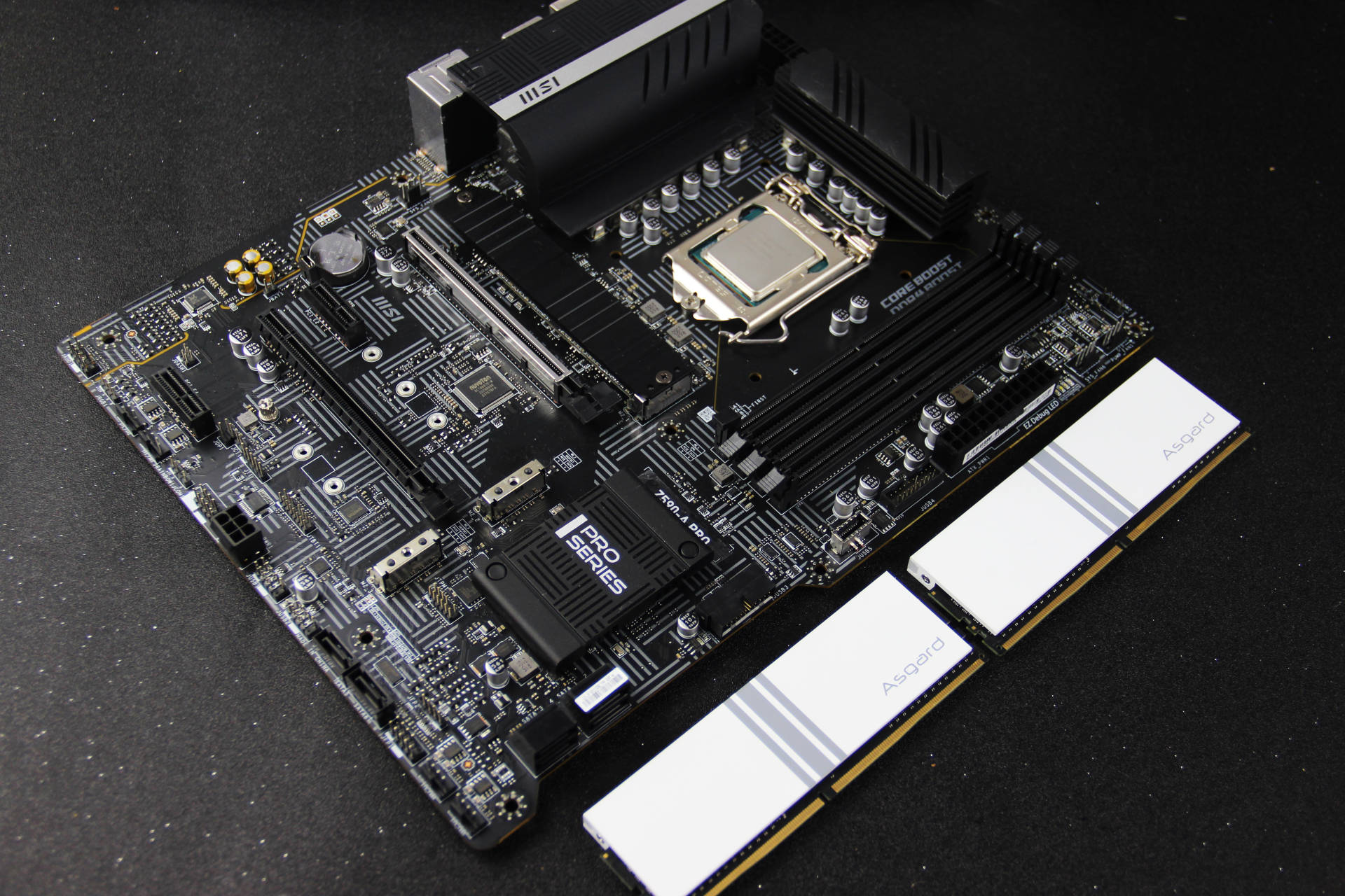 圣洁白机箱怎能缺少白内存？阿斯加特女武神指明方向