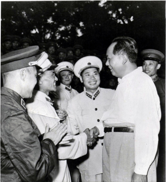 1958年毛主席到济南，身边的5位将军成就都很大，他们都是谁？