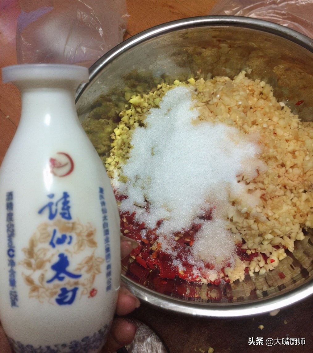 贵州大娘教你做辣椒酱，别只会放盐，多放2样味道香，放1年不长毛