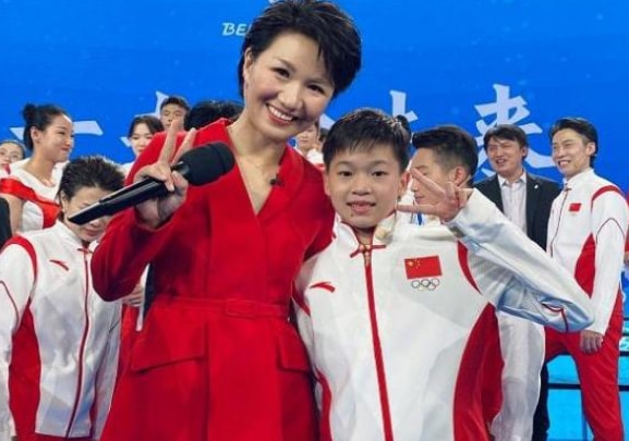 大忙人！全红婵北京刚忙完又飞广东，再次为后辈颁奖谈吐显成熟