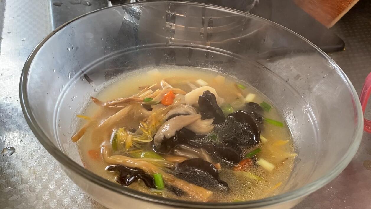 5月不要错过这道蘑菇汤，简单一做，鲜香美味，好吃到停不下来