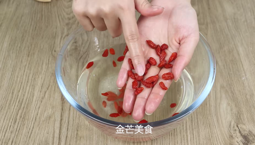 今天才知道，白醋泡枸杞作用真是厉害，解决不少人烦恼，涨知识了