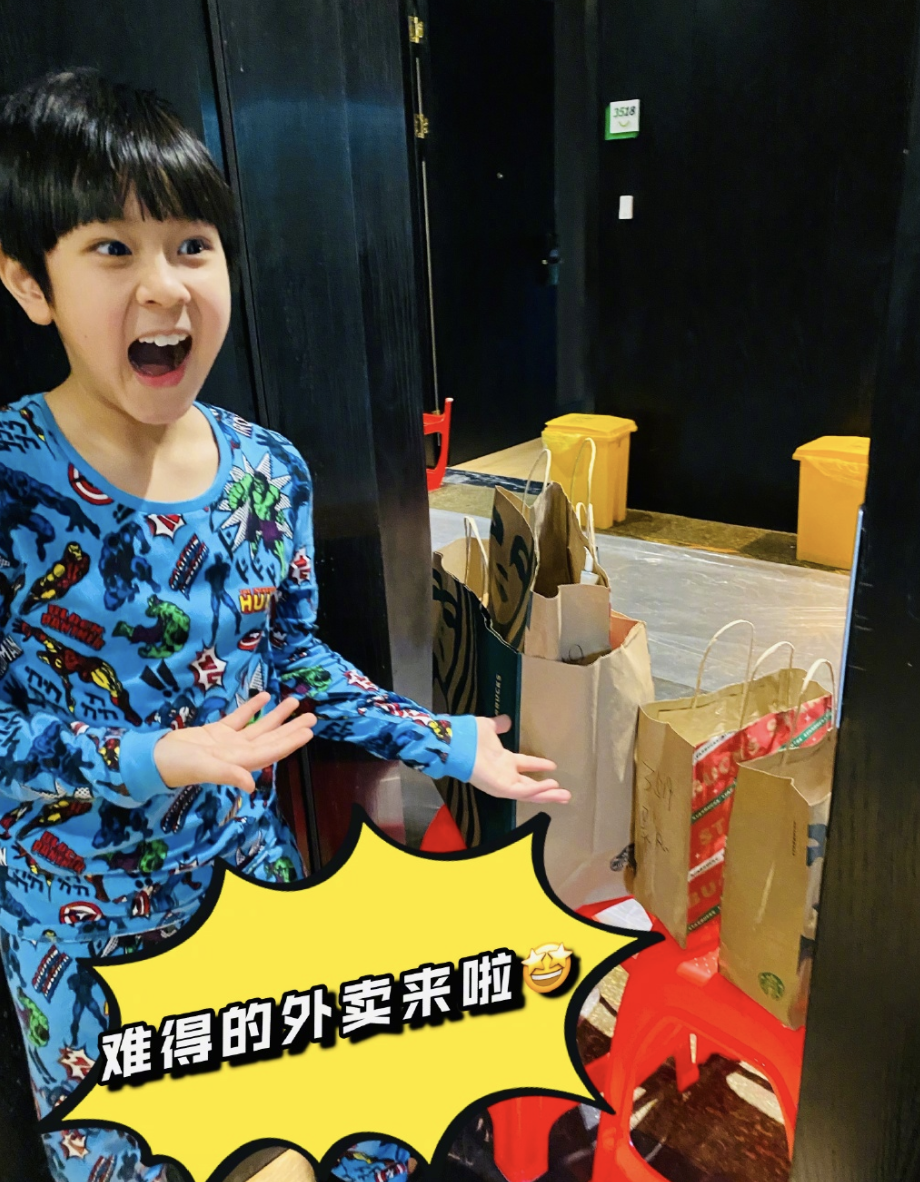 吴尊晒一家四口隔离生活，把酒店变游乐场，打网球烤披萨好充实