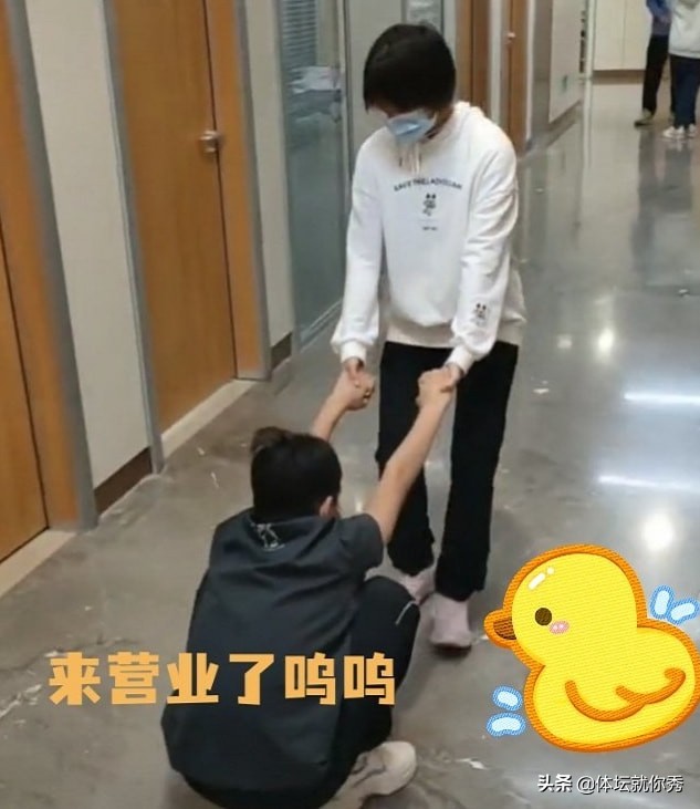 全红婵太调皮！蹲地上赖着不走，让队友拖着滑行，开心的像个孩子