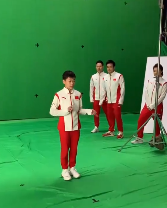 全红婵拍宣传片画面曝光，无力摇动双手太萌，师哥在后面鼓掌打气