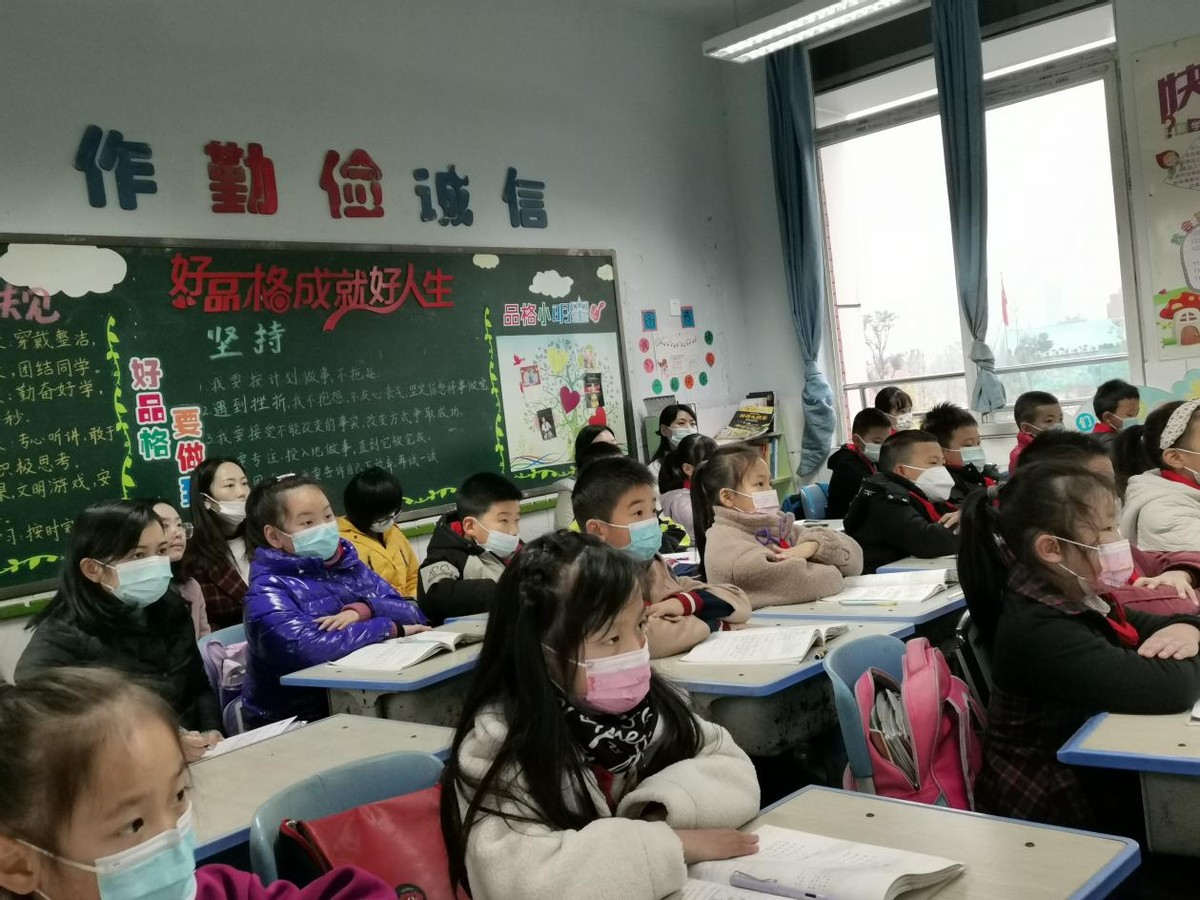 精心组织提效率 交流研讨话落实——彭镇小学开展听评课研讨活动