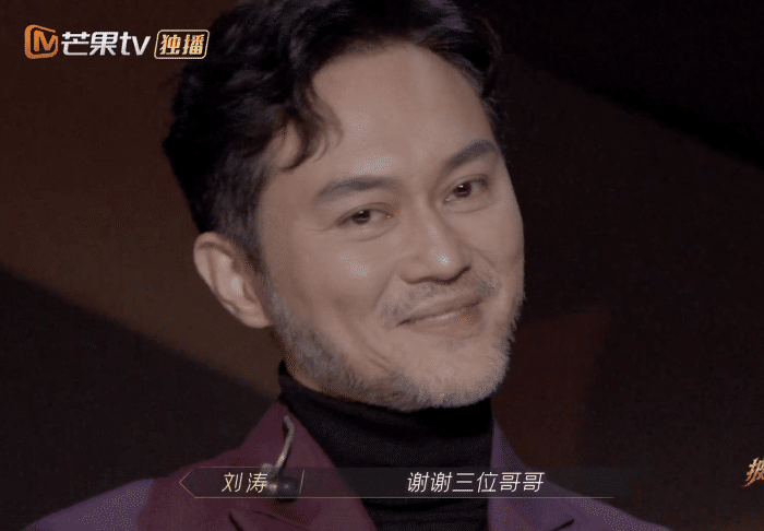网友偶遇仙靓夫妇就餐，张智霖微笑有亲和力，袁咏仪托腮状态少女